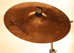14″-Crash-Becken (ca. 36&nbsp;cm, Bronze) der Marke Zildjian mit sichtbarer Patina