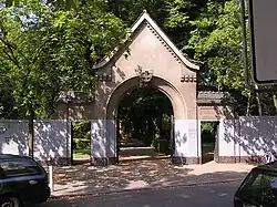 Eingangsportal der Friedhofs in der Stubenrauchstraße