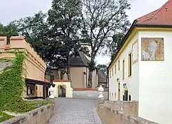 Burgcafé (li.), Kirche und ehemaliges Gärtnerhaus