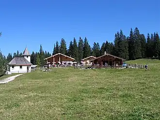 Bewirtschafteter Almkaser, Nationalparkinfostelle, private Berghütte und Kapelle St. Bernhard (von rechts nach links)