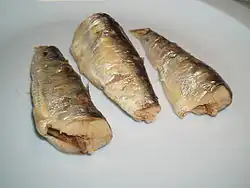 Dosensardinen mit Haut und Gräten auf einem Teller