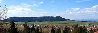 Blick vom Montschenloch über Deilingen zum Hochberg (links) und Oberhohenberg (rechts)