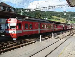 Aus dem Jahr 1986 stammender Triebwagen BDe 4/4 II 33 an der Spitze eines verstärkten Zuges