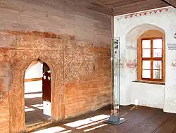 Bohlenstube mit Kielbogentür