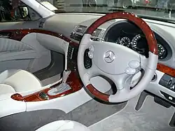 Multifunktionslenkrad eines Mercedes-Benz E 500 von 2007