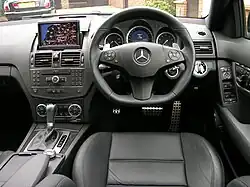 Cockpit eines C 63 AMG mit Navigationssystem (2007)