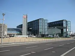 Rahel-Hirsch-Straße mit Hauptbahnhof