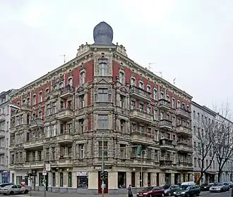 Eckabschrägung („Berliner Ecke“) an einem Gebäude in Berlin