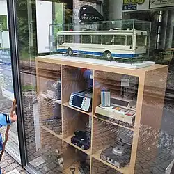 Modell eines DKB-Busses sowie (Daten-) technische Geräte, Mai 2010