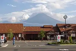 Bahnhof Kawaguchiko mit Blick auf den Fuji