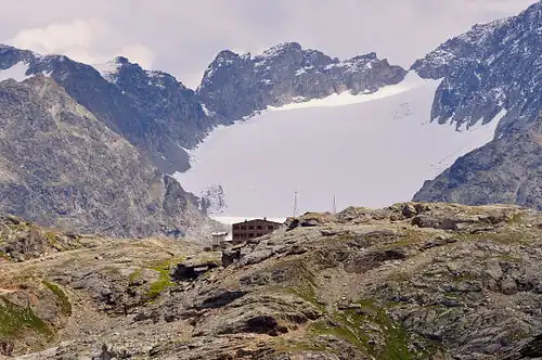 Blick von Murtèl (Skigebiet Corvatsch-Furtschellas) zum Piz Boval, im Vordergrund die Fuorcla Surlej und der Vadret da Misaun