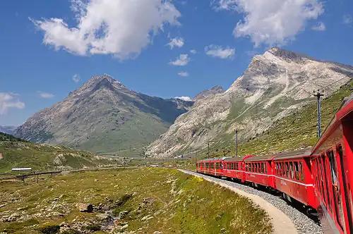 Piz Albris (links) und Piz Alv (rechts), aufgenommen aus der talwärts fahrenden Berninabahn.