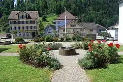 Typische Toggenburger­häuser im Dorfzentrum