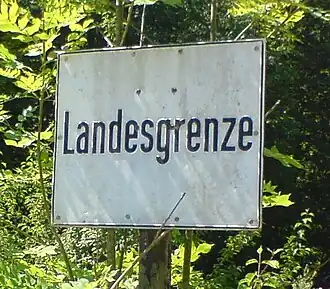 Bayerisches Hinweisschild an der Staatsgrenze zu Tirol