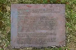 Bronzetafel am Lagergelände