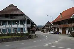 Oberdorf mit Fachwerkhäusern. Rechter Bildrand Restaurant Linde, dahinter ehemalige Säge.