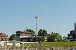 Die Seefahrtschule von der Elbe aus.