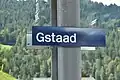 Metroschild in Gstaad, Schriftart Rail Alphabet