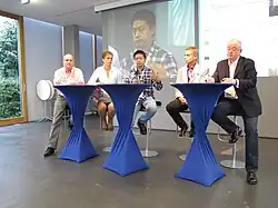 Stehtische mit Hussen, hier eingesetzt für eine Podiumsdiskussion bei einem Kongress