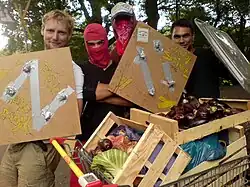 „Kämpfer“ der Gemüseschlacht in Höhe der Verlängerung der Dornröschenbrücke quer zum Bremer Damm