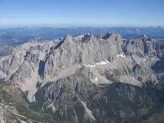 Luftaufnahme der Dachstein Südwände mit Torstein, Mitterspitz und Hohem Dachstein (von links nach rechts)
