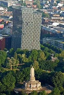 Bismarck-Denkmal (2013) im Alten Elbpark, im Hintergrund die Tanzenden Türme