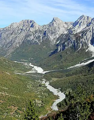Blick vom Valbona-Pass auf das Valbonatal mit den verstreuten Häusern von Rragam links des Bachbetts