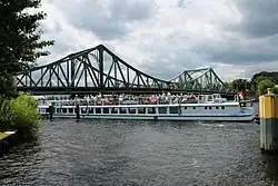 Die Lichtenberg, ein Schiff der Stadtbezirksklasse 2 vor der Glienicker Brücke, Berlin