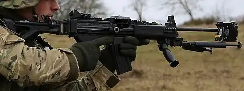 IMI Negev mit seitlich abgewinkeltem Vorderschaftgriff