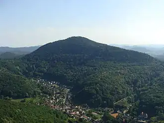 Blick vom Trifels über Bindersbach zum Rehberg
