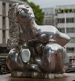 Frau Nr. 13 (2003) vor dem Museum Ludwig Köln
