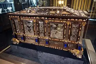 Kristallschrein Herzog Albrecht V. Bergkristall, Ebenholz (?), Lapislazuli, Gold, Email, Perlen, Rubine und anderes, Augsburg um 1570; Schatzkammer der Münchner Residenz.