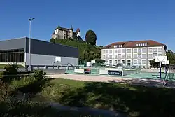 Schwimmhalle und Pestalozzi-Schulhaus