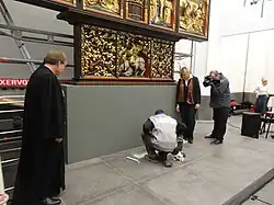 Der Grundstein wird verschlossen