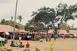 Bei der Schule von Sibuni