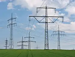 Übergang auf neu gebaute Leitung in der Trasse bei Leingarten. Die Nord-Süd-Leitung wird hier nur mit einem Stromkreis betrieben, einer der vier Leiter (links unten) ist spannungsfrei.