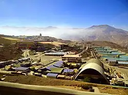 Das Konzentratorwerk Colón: In der Ferne, oben, die Hallen der Steinbrecher und Förderbänder, weiter unten, links die Erzmühlen, in der Bildmitte die Halle der Flotationsanlage und rechts davon Kläranlagen.