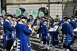 Konzert der Zunft zur Meisen beim Münsterhof, das Wappenmotiv mit der Meise ist auch über die ausladenden Trichter der Sousaphone gespannt.