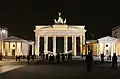 Das Brandenburger Tor wird nachts von 250 Leuchten erhellt