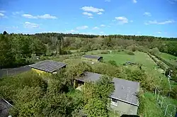 Blick vom vorderen Wachturm aus Beton auf den Lagerbereich