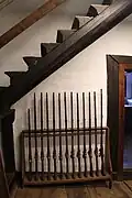 Heimatmuseum Veringenstadt: Mittelalterliche Treppe und Gewehre aus dem 19. Jahrhundert.