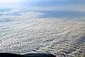 Altocumulus undulatus mit zwei Wellensystemen vom Flugzeug aus gesehen.