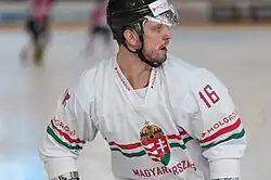 Ein Eishockeyspieler in voller Ausrüstung