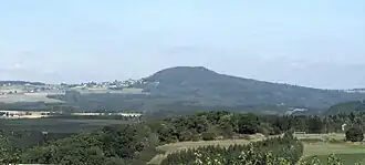 Der Aremberg mit dem Dorf Aremberg aus Richtung Pomster bzw. Südsüdosten betrachtet (2016)