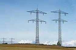 Leitung des Schluchseewerks mit Erdseilen auf den Enden der oberen Traverse