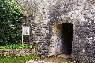 Eingang unterhalb des Parkplatzes