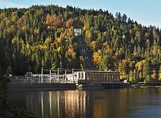 Schwarzabecken und Kraftwerk Häusern, dahinter die Stahlrohre zum Schieberhaus. Von da aus geht der Druckstollen zum Wasserschloss und dann schließlich zum Ein- / Auslaufbauwerk Schluchsee