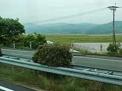 Bei Kumamoto, mit Schäden, die das Kumamoto-Erdbeben 2016 verursacht hat