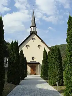 Frontalansicht mit Blick auf das Eingangsportal