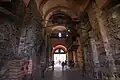 Das Innere des Tores, zu erkennen sind die erhalten gebliebenen Stützmauern des Durchlasses, darüber das bei der Rekonstruktion 1982 hinzugefügte Gewölbe